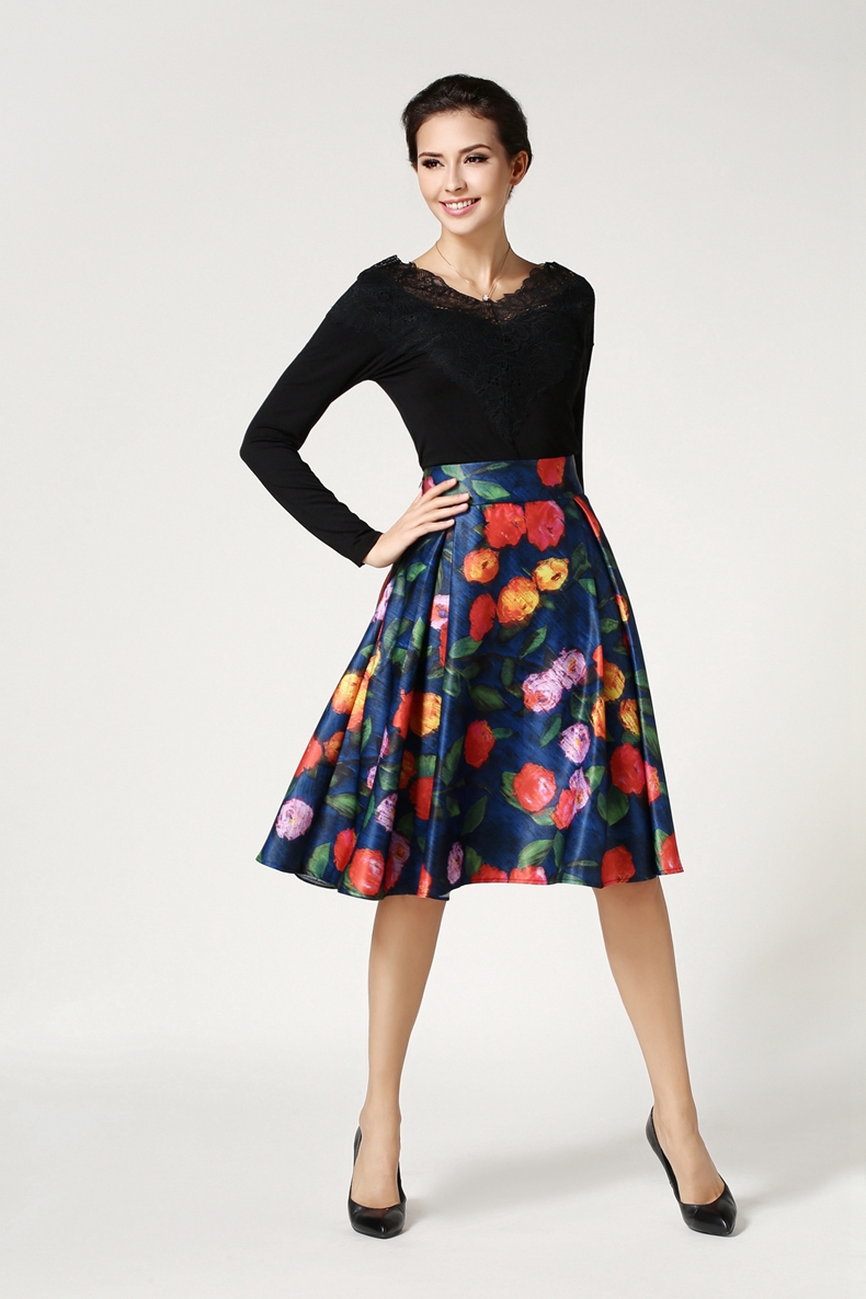 กระโปรงสั้นสีกรมท่า ลายดอกไม้ ทรงบาน