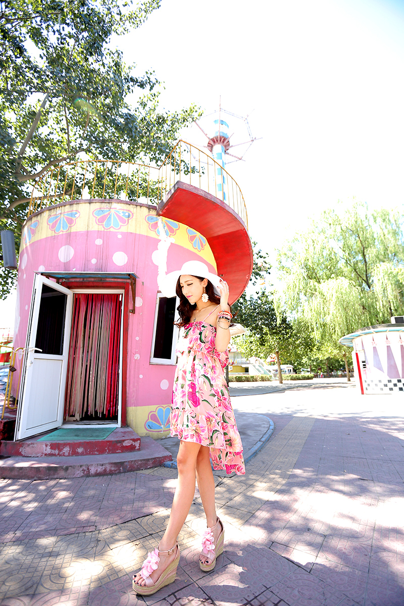 ชุดไปเที่ยวทะเล เดรสสั้นสีชมพูลายดอกไม้