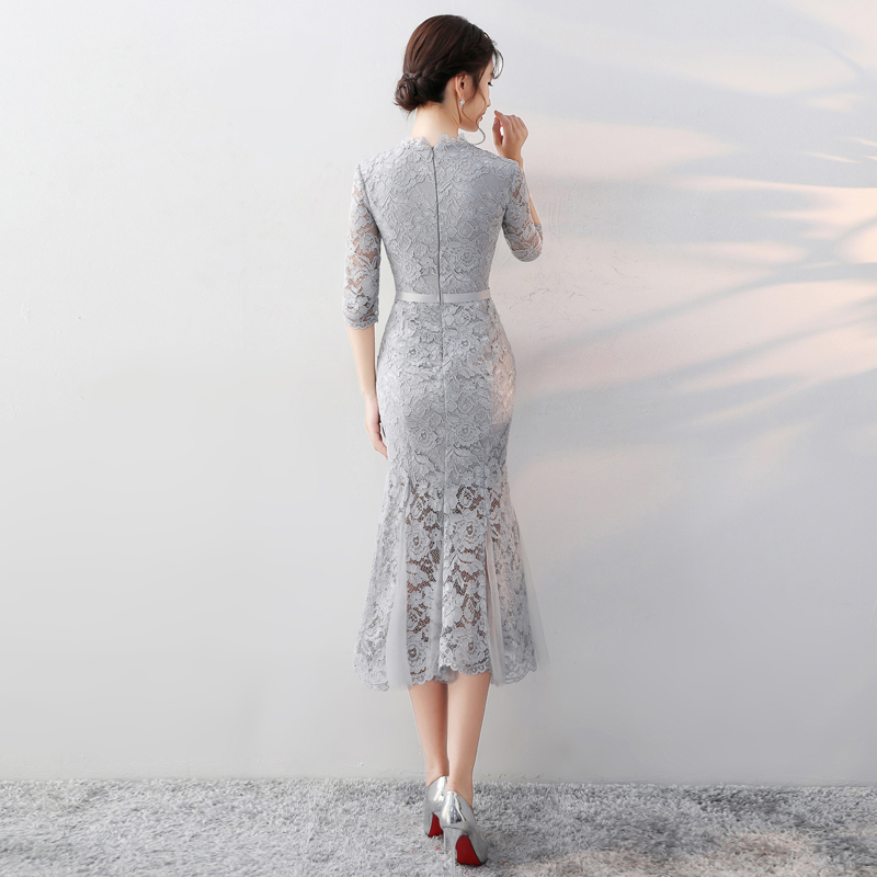 ชุดเดรสยาวสีเทา ผ้าลูกไม้ คอปีน แขนสามส่วน ทรงเข้ารูปกระโปรงทรงหางปลา