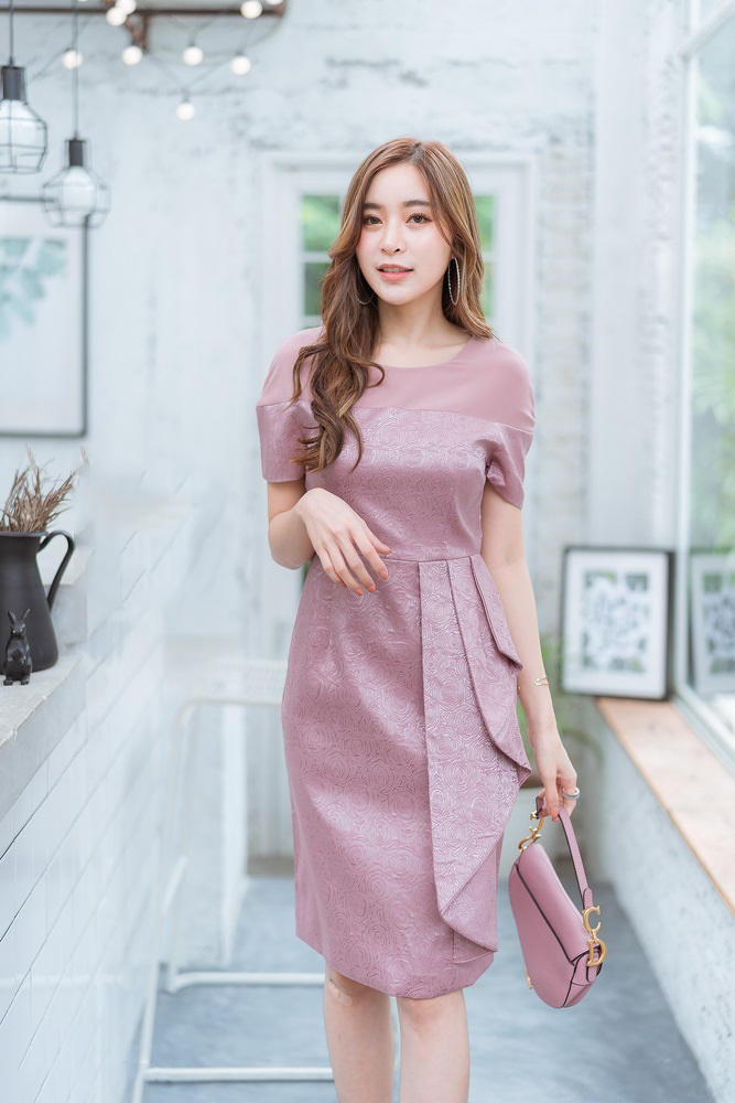 ชุดเดรสสั้นสีชมพูอมม่วง ทรงเอเข้ารูป แขนสั้น เอวแต่งจีบระบาย