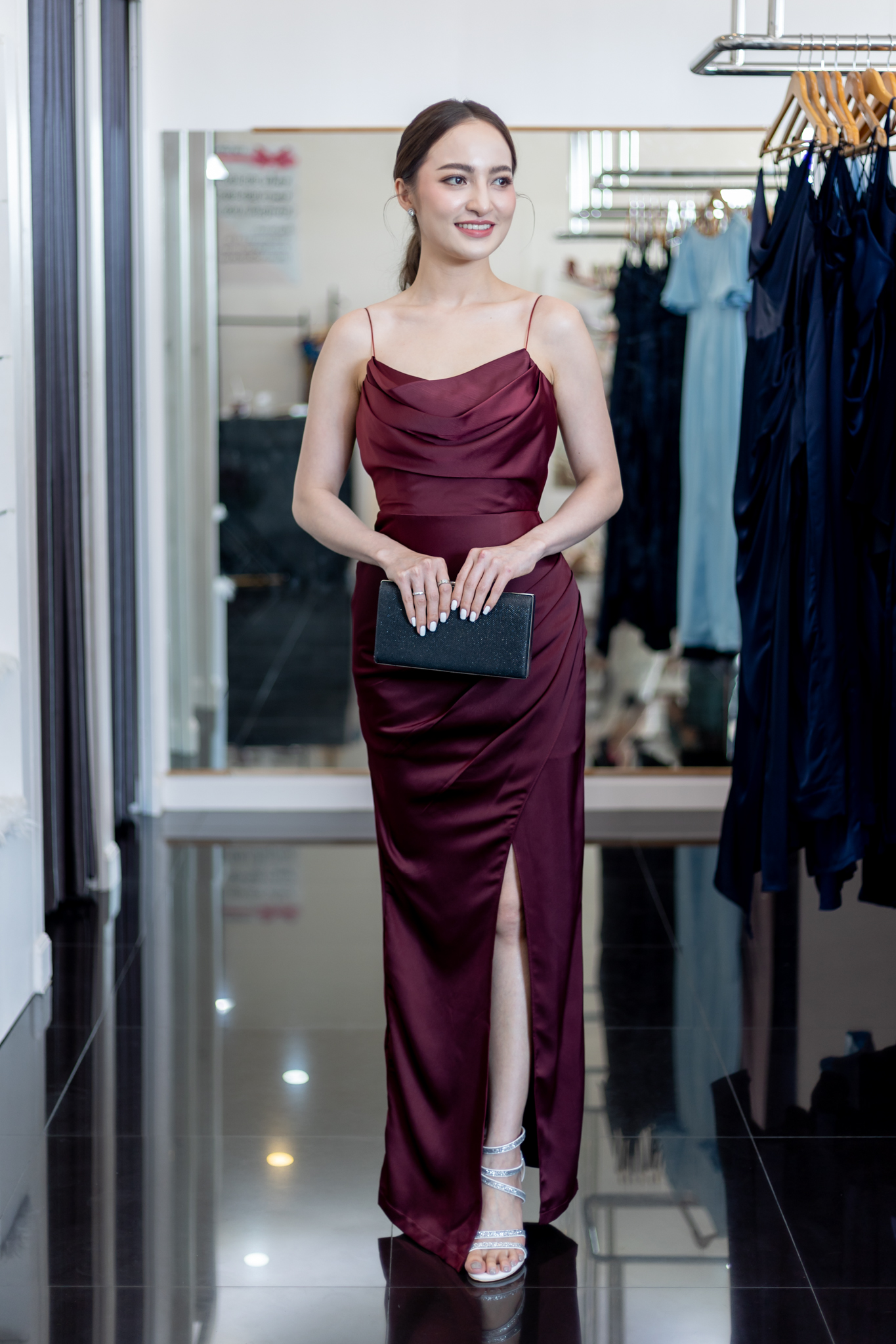 ชุดออกงานราตรีสีแดงไวน์ สายเดี่ยว คอถ่วง ลุคเรียบหรู สวยดูดีแอบเซ็กซี่นิดๆ เหมาะสำหรับใส่เป็นชุดราตรี ชุดไปงานแต่งงาน ชุดเพื่อนเจ้าสาว ชุดไปงานเลี้ยงต่างๆ