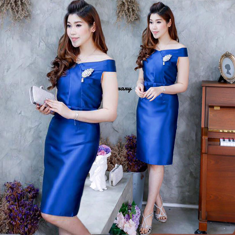 ชุดไปงานแต่งงาน ชุดออกงานสีน้ำเงิน เดรสสวยหรู ผ้าไหม ทรงเปิดไหล่ เข้ารูป แนวเรียบหรู ดูดี