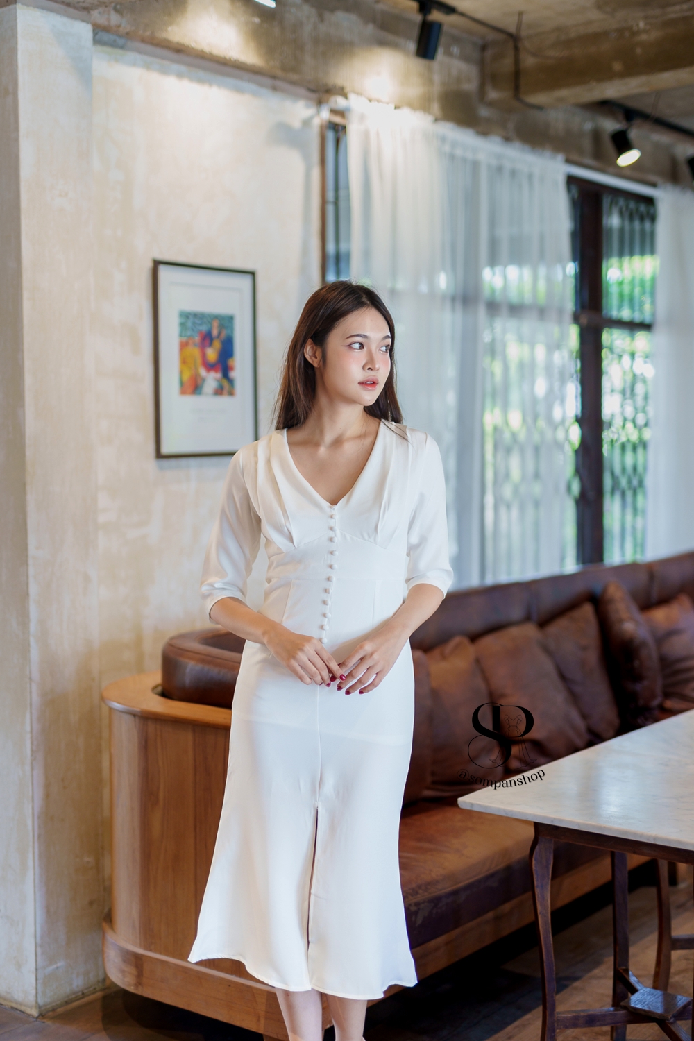 ชุดเดรสออกงานสีขาว คอวี แขนสามส่วน แนวเรียบหรู สวยดูดี ใส่ทำงาน ใส่ออกงาน ไปงานแต่ง