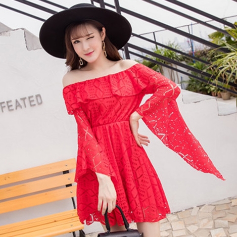ชุดเดรสสั้นสีแดง เปิดไหล่ ผ้าลูกไม้ แขนยาว ลุคน่ารัก สวย ดูดี ใส่เที่ยว ใส่ออกงานได้