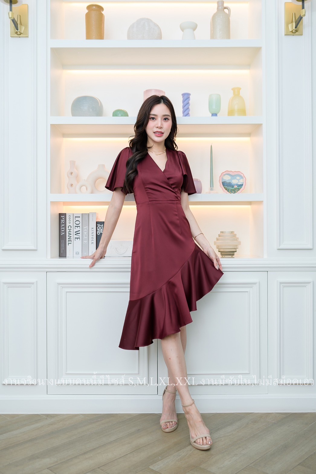 ชุดออกงานสีแดง คอวีแขนระบาย ชายกระโปรงระบายสวยเก๋ แนวเรียบร้อยสวยหรูดูแพง เหมาะสำหรับใส่เป็นชุดราตรี ชุดออกงาน ชุดไปงานแต่งงาน