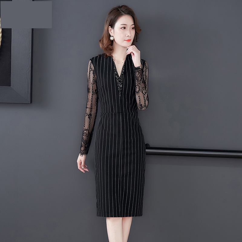 ชุดเดรสสั้นสีดำ ลายทางตรง แขนลูกไม้ ทรงเข้ารูป แนวเรียบหรู