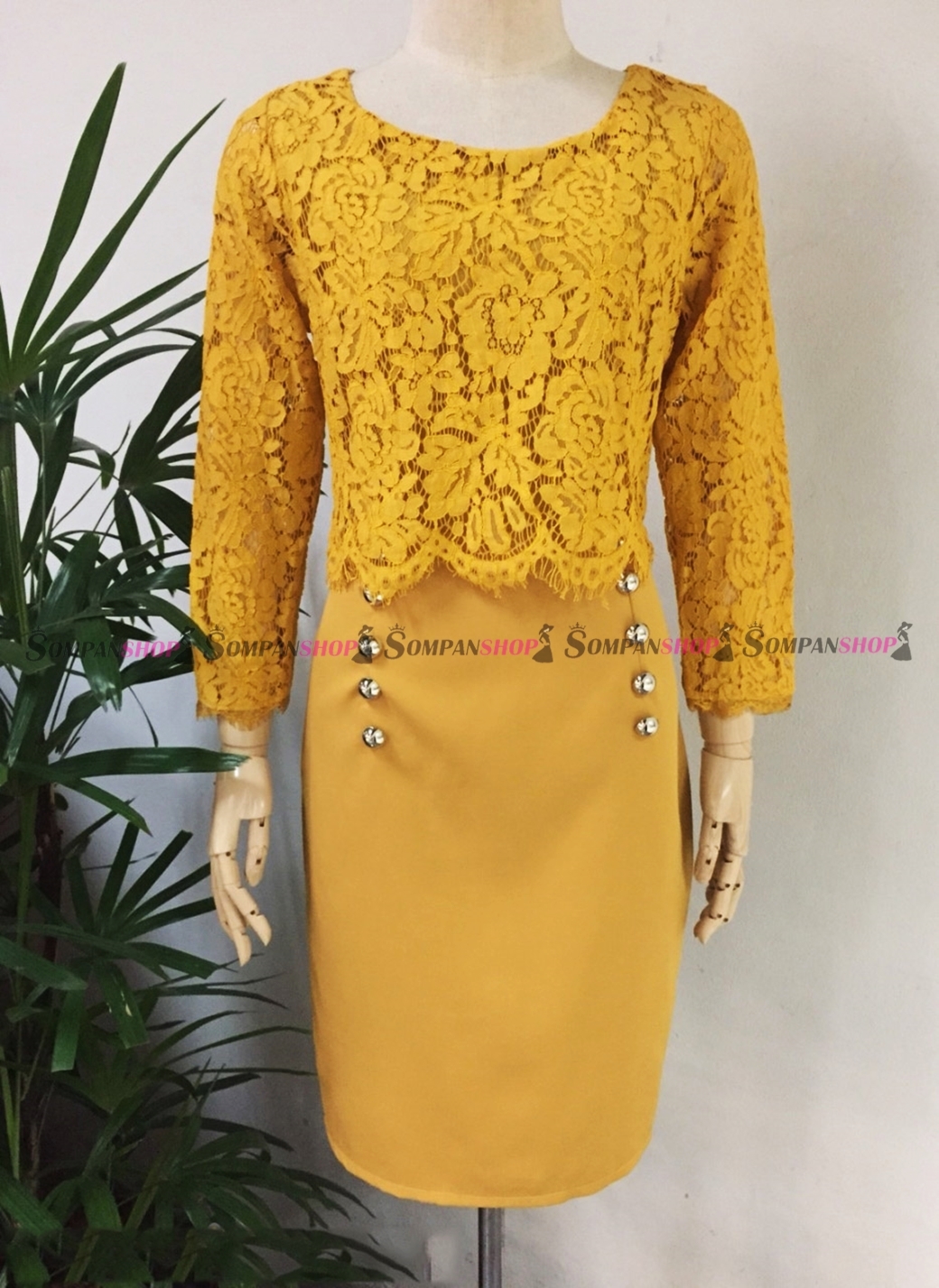 ชุดเดรสสีเหลือง ทรงเอเข้ารูป แต่งลูกไม้ แนวเรียบร้อย ใส่ทำงาน