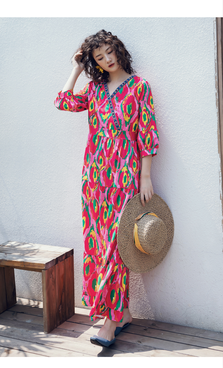 ชุดเดรสยาวสีชมพูลายโบฮีเมียน แฟชั่นเที่ยวทะเลสวยๆ ชุดเดินเล่นริมทะเล