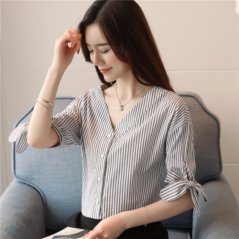 เสื้อเชิ้ตผู้หญิงสีลายทาง คอวี กระดุมหน้า แขนสั้นผูกโบว์