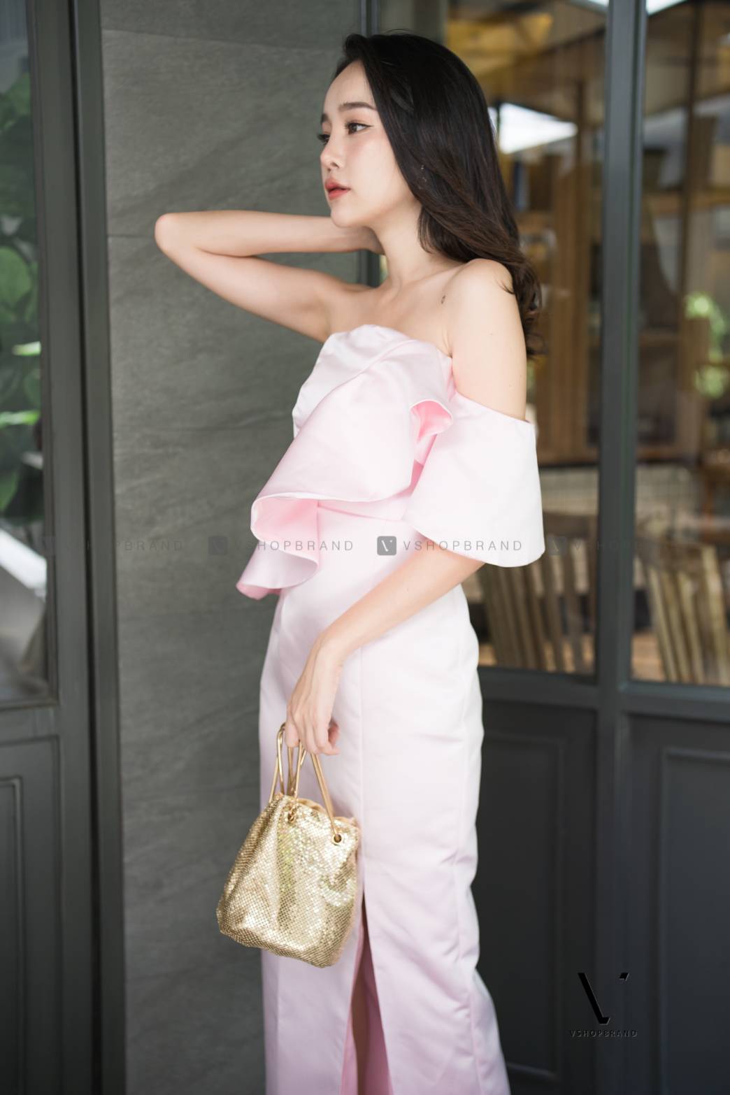 ชุดออกงานราตรียาว/ชุดไปงานแต่งงานสีชมพู เปิดไหล่ข้างเดียว อกแต่งระบาย กระโปรงยาวเข้ารูป