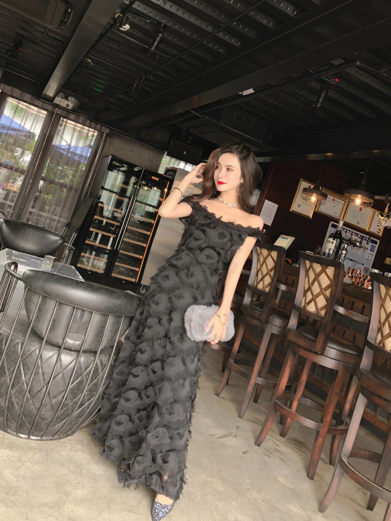 ชุดเดรสยาวสีดำ เปิดไหล่ แต่งขนฟรุ้งฟริ้ง สวยหวาน น่ารักๆ