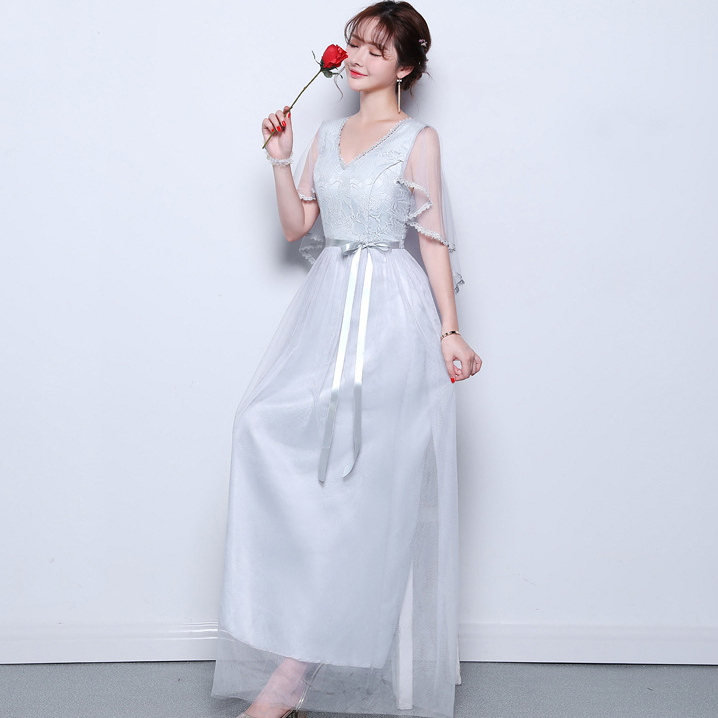 ชุดราตรียาวสีเทา แขนระบายปีกค้างคาว กระโปรงยาวทรงบาน