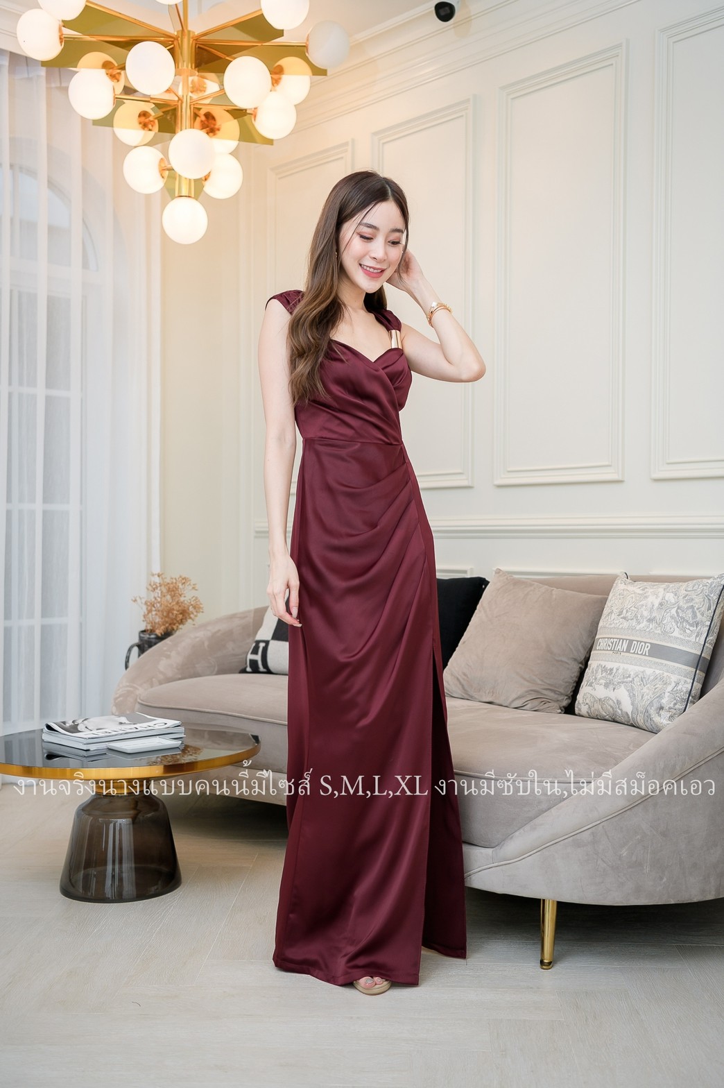 ชุดราตรียาวสีแดงไวน์ ไหล่แต่งเหล็ก แขนกุด แนวเรียบหรู สวยดูแพง ใส่ออกงานราตรี งานแต่งงานกลางคืนธีมสีแดง