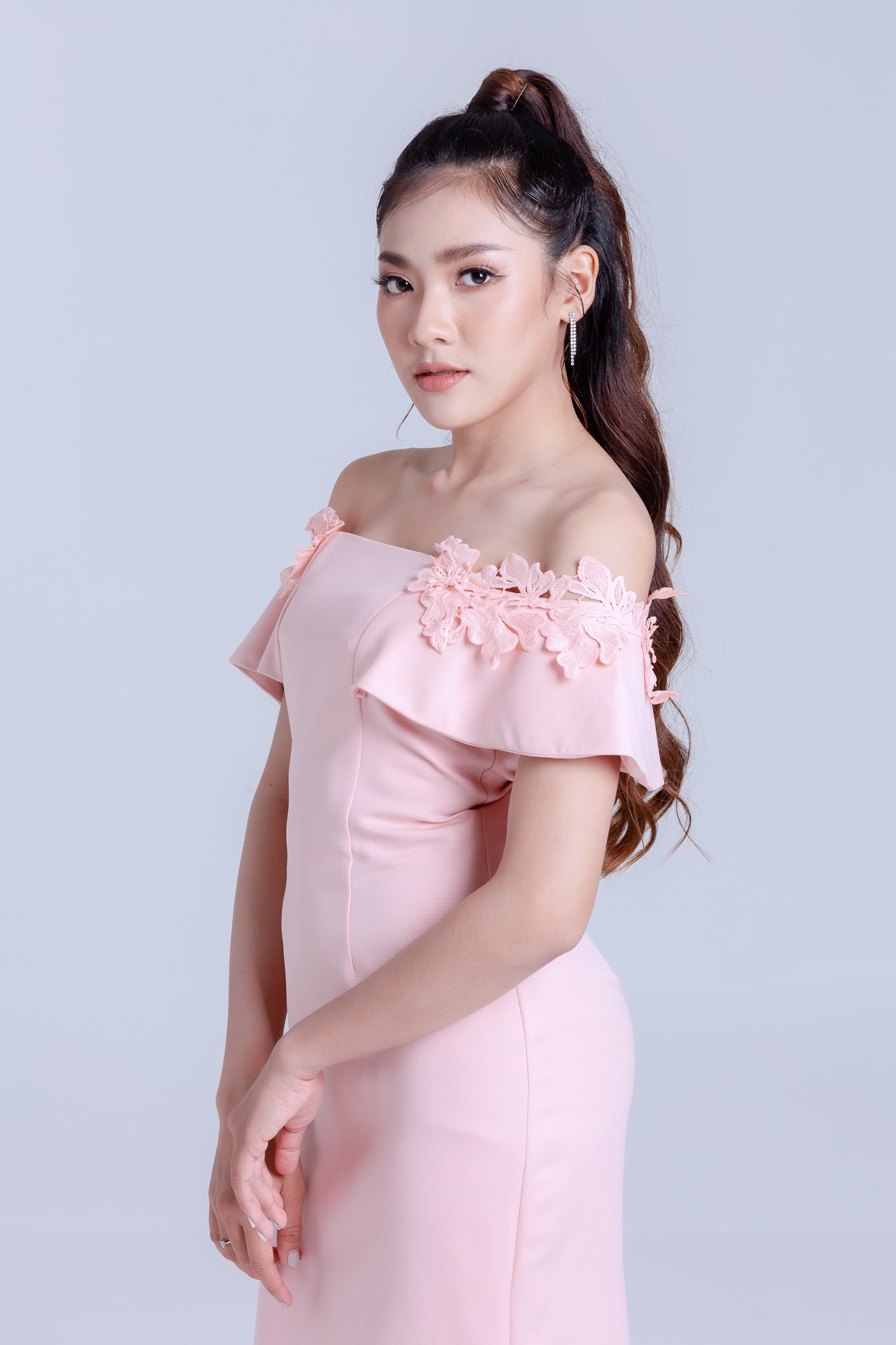 ชุดราตรี ชุดออกงาน ชุดไปงานแต่งงานงานสีชมพูโอรส เปิดไหล่แต่งดอกไม้ เดรสทรงเข้ารูป เรียบหรู สวยดูดี