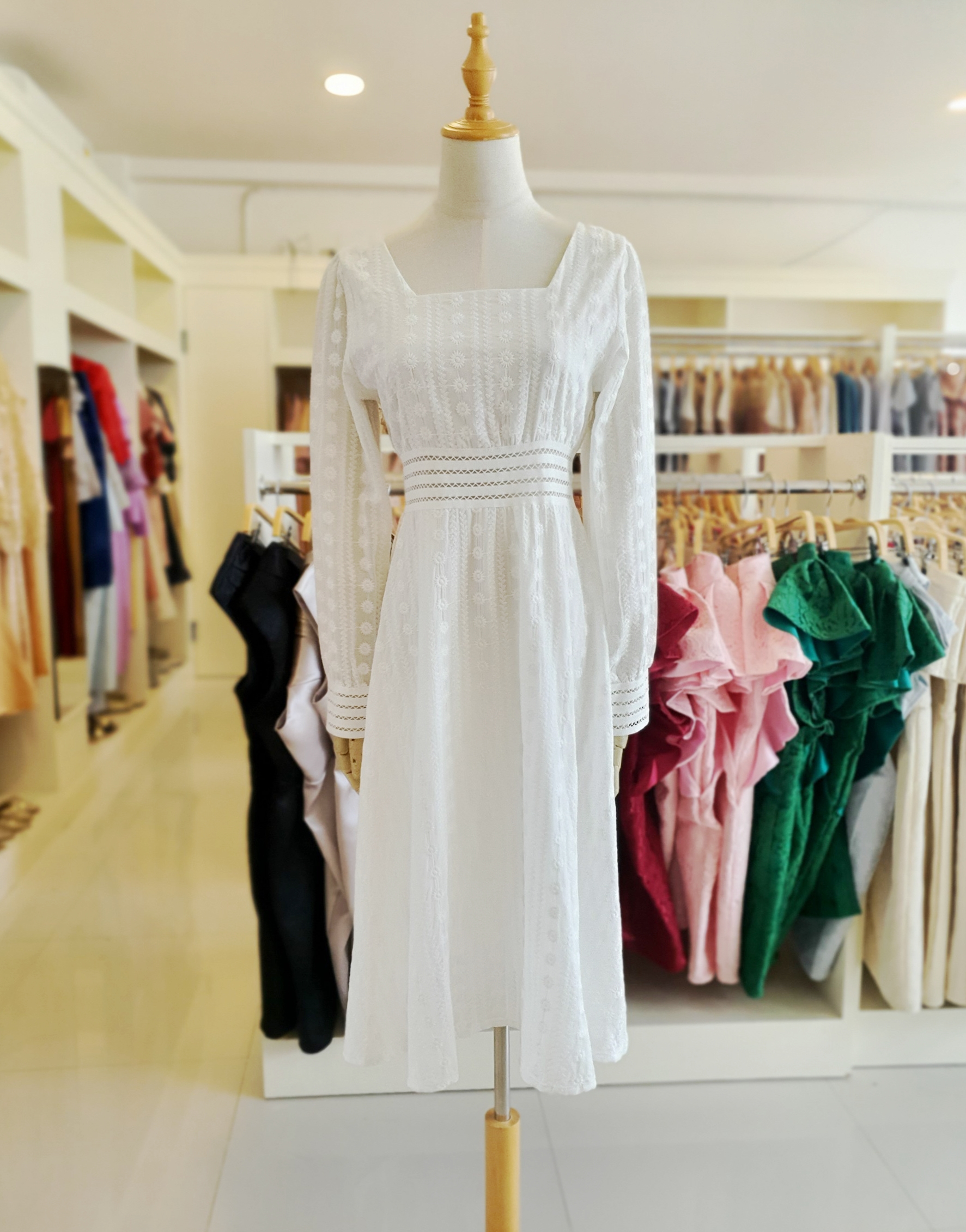 ชุดเดรสสั้นสีขาว แขนยาว ผ้าลูกไม้ฉลุ แนวเรียบร้อย สวยสุภาพ เรียบหรู