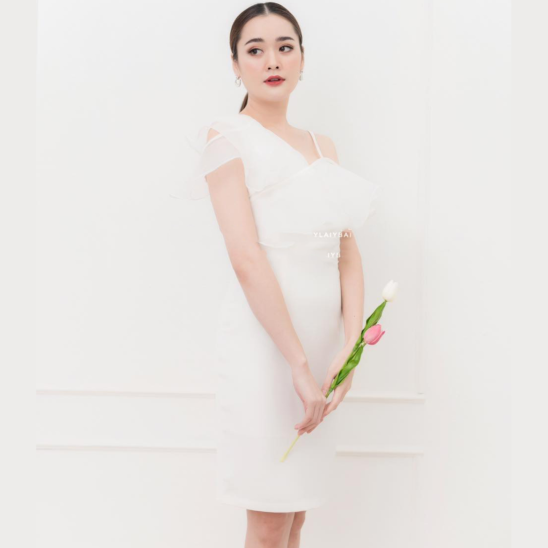 ชุดไปงานแต่งงานสีขาว เดรสสั้นแต่งระบายผ้าไหมแก้ว แบบน่ารัก สวยๆ เรียบหรูดูแพง ชุดราตรี ชุดไปงานแต่งงาน ชุดออกงาน