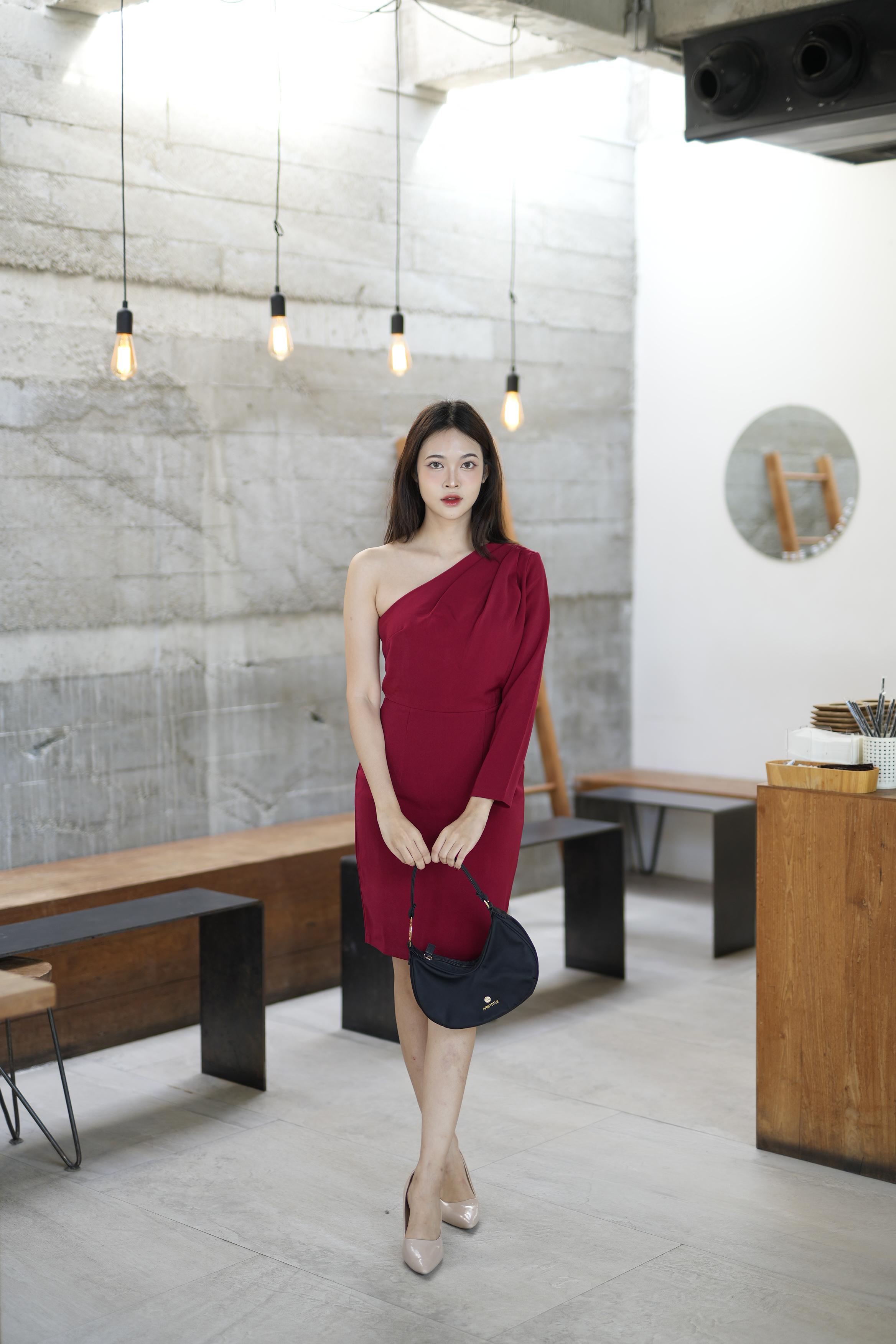 ชุดไปงานสีแดง ไหล่เฉียงข้าง เรียบหรู สวย ดูดี ใส่เป็น ชุดราตรี ชุดออกงาน ชุดไปงานแต่งงาน กลางวัน กลางคืน