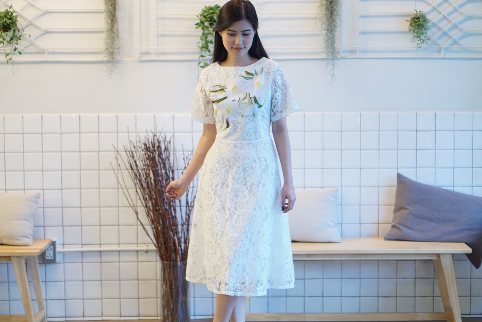 ชุดเดรสลูกไม้สีขาว ปักลายดอกไม้น่ารักสดใส คอกลม แขนสั้น กระโปรงบาน