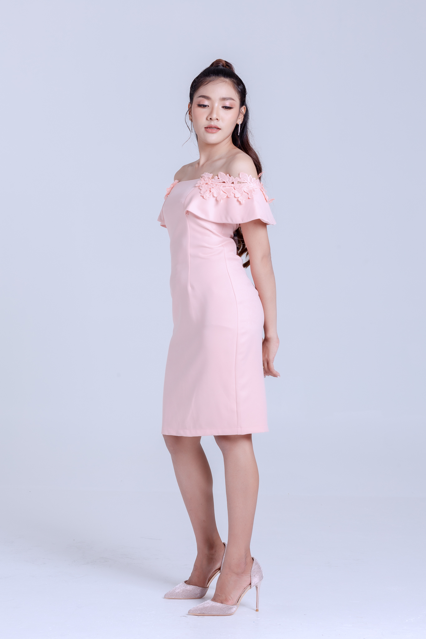 ชุดราตรี ชุดออกงาน ชุดไปงานแต่งงานงานสีชมพูโอรส เปิดไหล่แต่งดอกไม้ เดรสทรงเข้ารูป เรียบหรู สวยดูดี