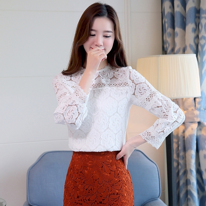 เสื้อผู้หญิงสีขาว แขนยาว ผ้าลูกไม้ เข้ารูป เนื้อผ้านิ่มใส่สบาย