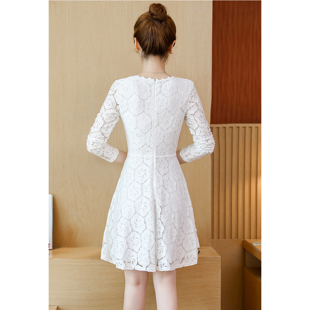 ชุดเดรสสั้นสีขาว ผ้าลูกไม้ แขนยาว ทรงข้ารูป กระโปรงบาน ซิปหลัง