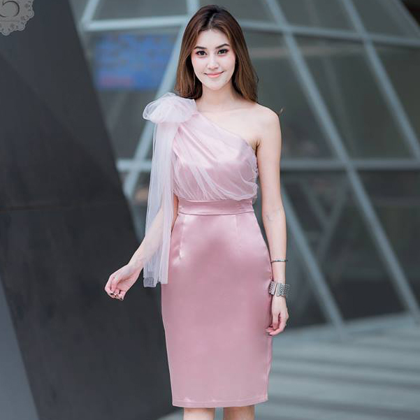 ชุดออกงานราตรีสั้นสีชมพูพิ้งโกลด์ ทรงเข้ารูป ไหล่เฉียงข้าง แต่งด้วยผ้าซีทรูยาวระบายหลังผูกเป็นโบว์ได้หลายแบบ : S M L XL