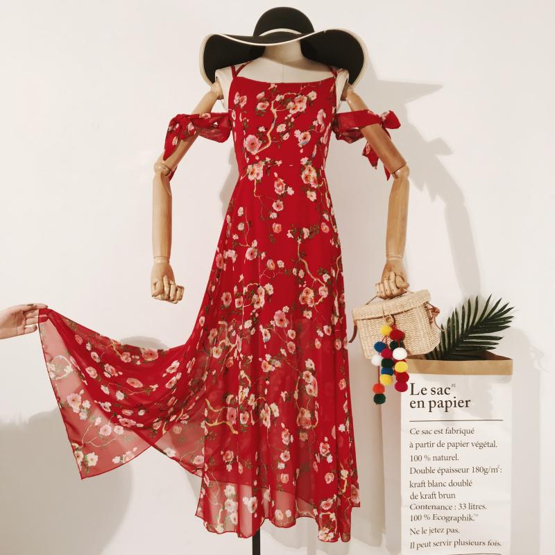 ชุดเดรสใส่ไปเที่ยวทะเลยาวสีแดง พิมพ์ลายดอกไม้สไตล์ฮาวายใส่เที่ยวทะเล สายเดี่ยว สายไขว์หลัง แขนผูกโบว์