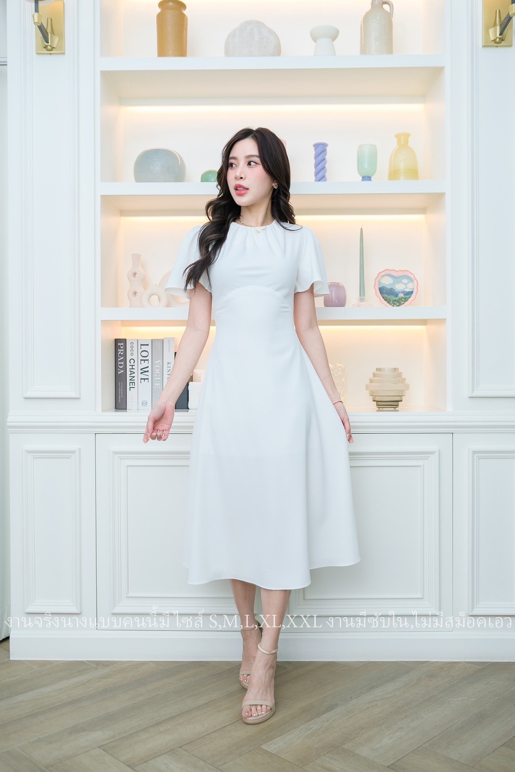 ชุดออกงาน/ชุดไปงานแต่งสีขาว เดรสสั้นคอกลม แขนสั้นระบาย กระโปรงคลุมเข่า แนวเรียบหรู สวยดูดี ใส่ได้ทั้งงานกลางวัน/งานกลางคืน
