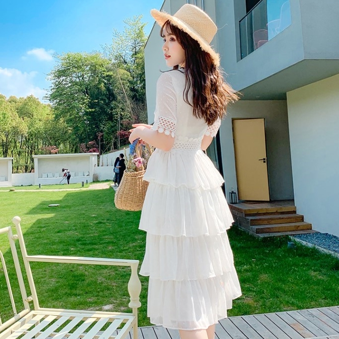 ชุดเดรสยาวสีขาว กระโปรงระบายเป็นชั้นๆ ลุคสวยหวาน น่ารักๆ สไตล์คุณหนู