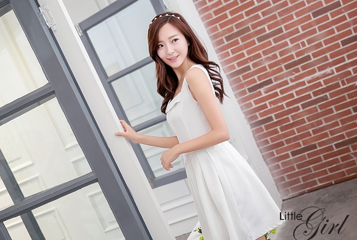 ชุดเดรสสั้นสีขาว คอเหลี่ยม แขนกุด กระโปรงจีบทวิส แนววินเทจ