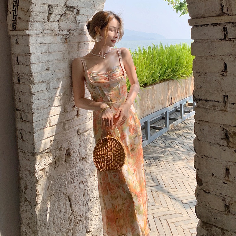 ชุดเดรสยาวลายดอกสีเหลือง สายเดี่ยว กระโปรงทรงบาน แฟชั่นชุดไปทะเล ชุดเที่ยวทะเล ชุดใส่เดินเล่นถ่ายรูปริมชายหาดสวยๆ