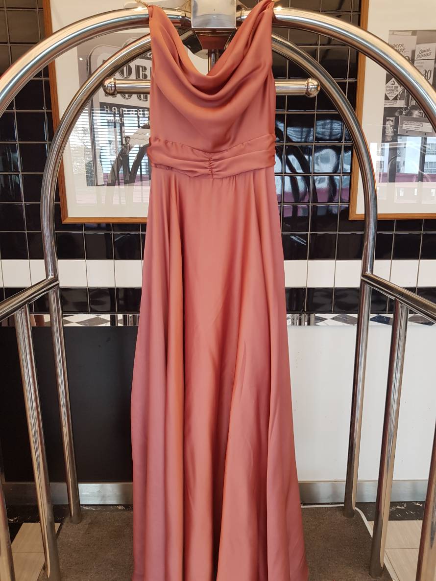 ชุดราตรียาวสีชมพู สายเดี่ยว อกจีบย้วยสวยเก๋ กระโปรงยาวทรงบาน สวยหรู สุดอลัง ใส่ออกงานราตรี ไปงานแต่งงานเรียบหรู