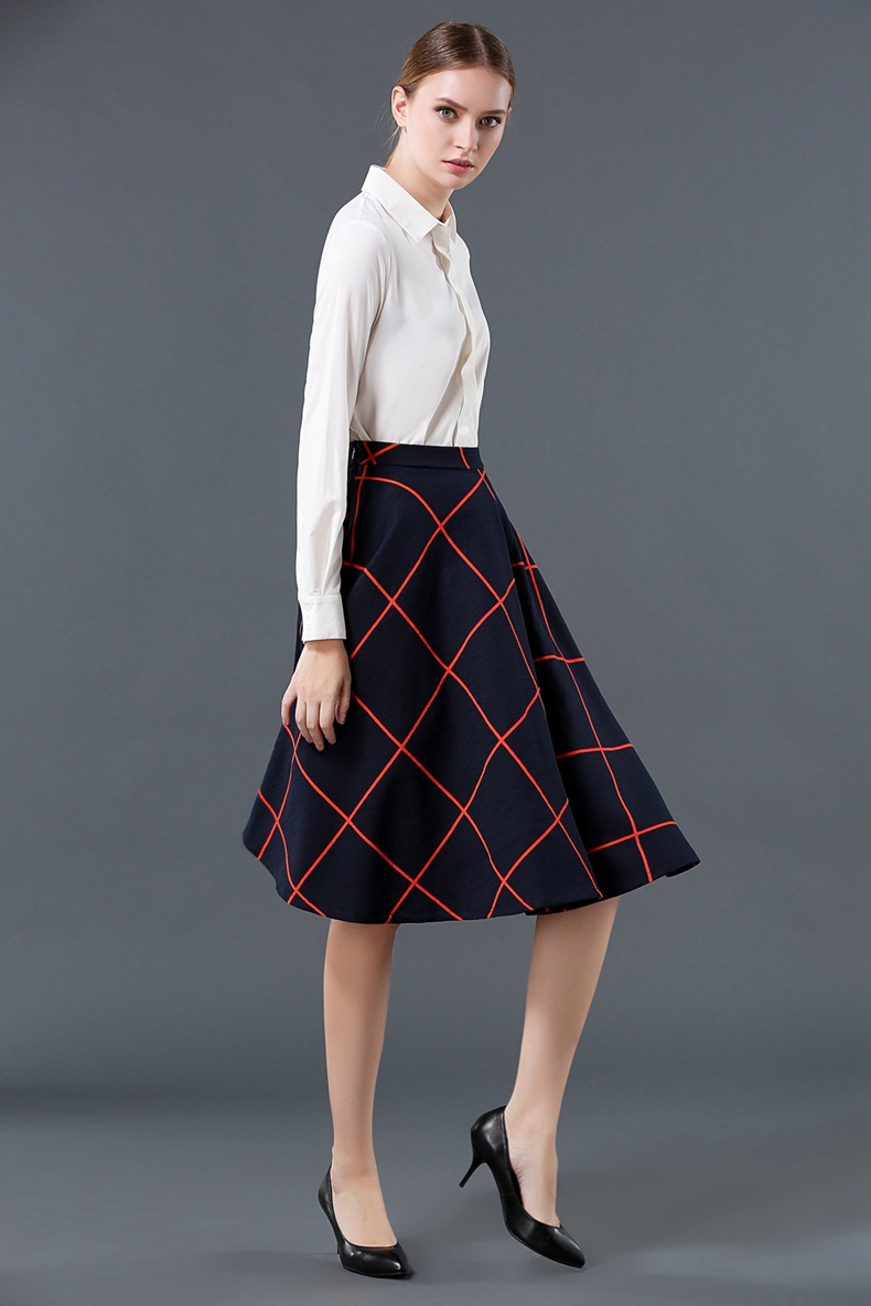 กระโปรงสั้นสีน้ำเงินกรมท่าพิมพ์ลายตาราง ทรงบาน สไตล์เรียบๆ ใส่ทำงาน ใส่เที่ยวได้