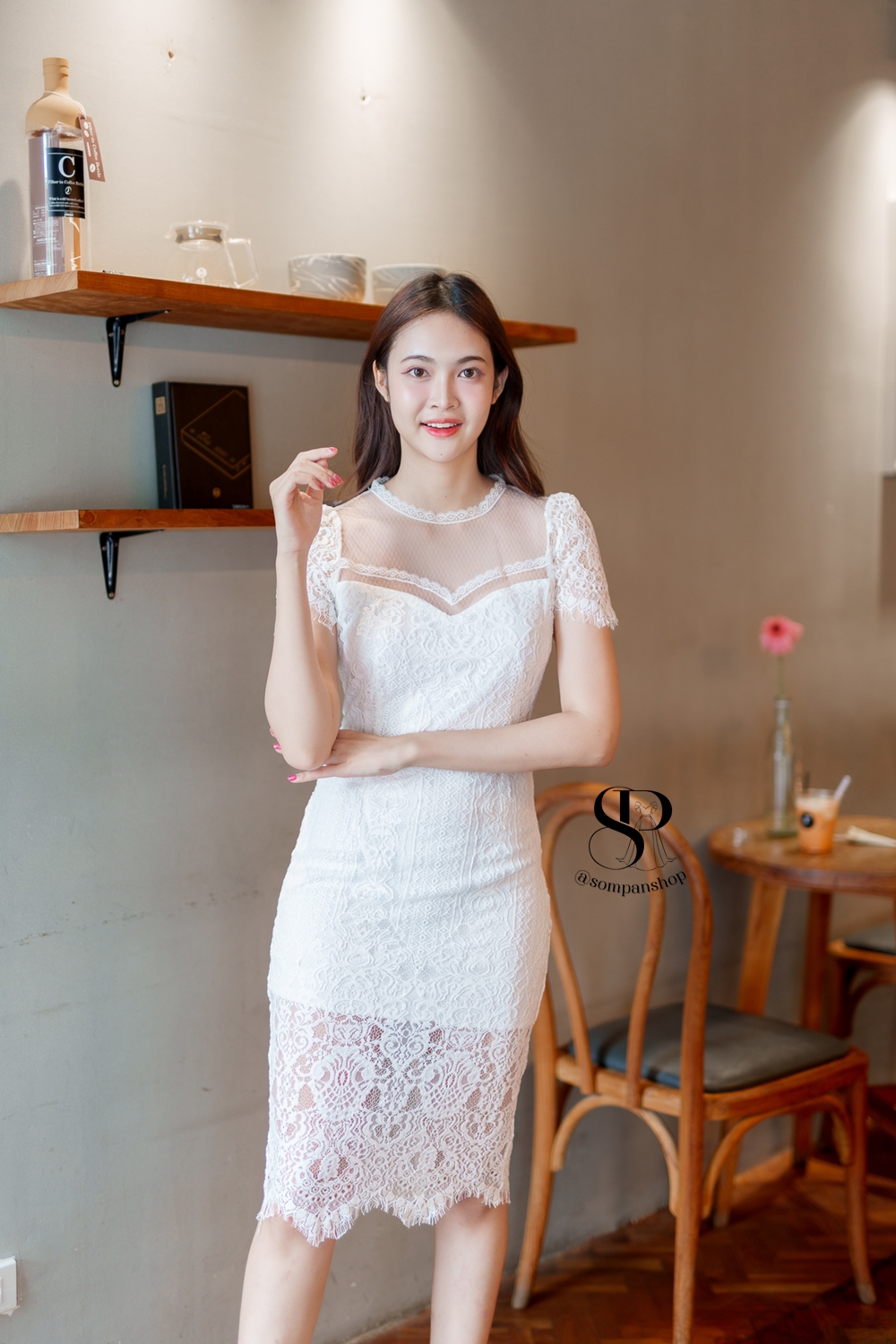 ชุดออกงานสีขาว ผ้าลูกไม้ ทรงเข้ารูป แบบสวยเรียบหรูดูดี ใส่เป็นชุดออกงาน ชุดราตรี ชุดไปงานแต่งงานกลางวัน/งานเลี้ยง