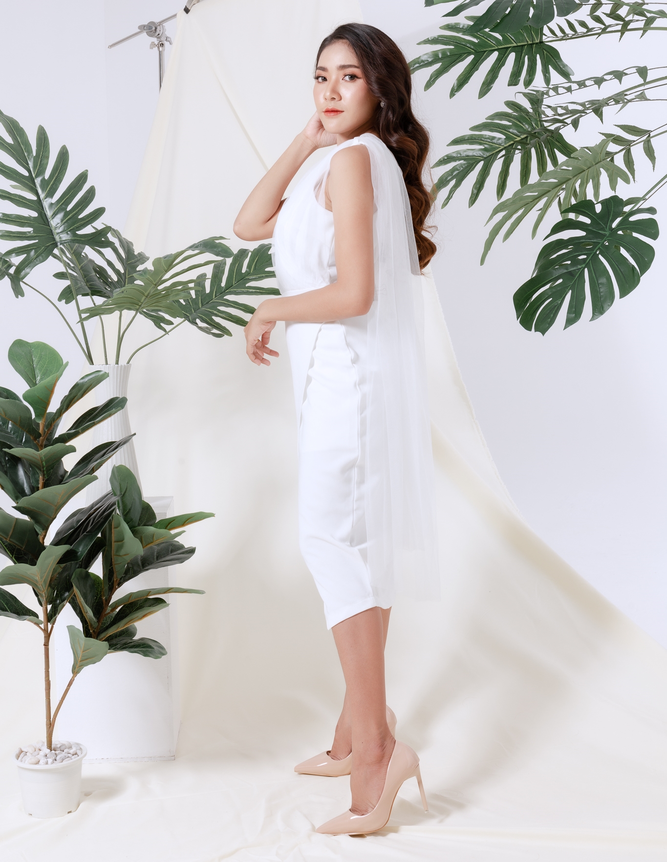 ชุดเดรสออกงานสีขาว ไหล่แต่งผ้าซีทรู สวยๆ เก๋ เรียบหรู น่ารักๆ