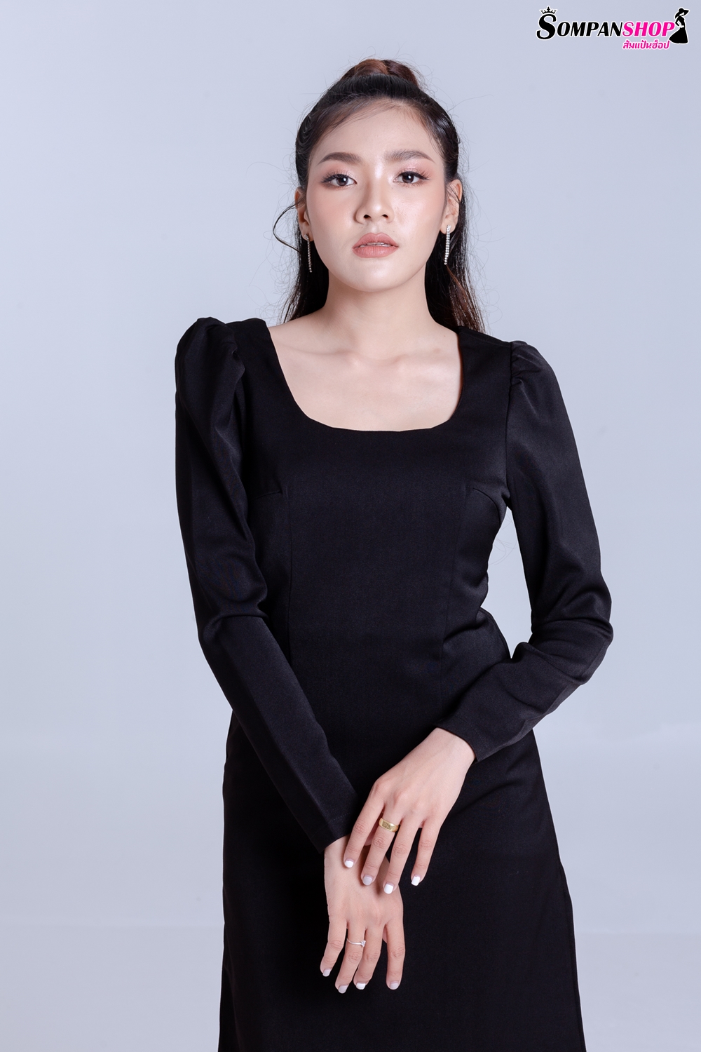 ชุดเดรสสั้นสีดำ เดรสทรงตรง แขนยาว แนวเรียบๆ สวยใส่ดูดี ใส่ทำงานได้ ใส่ไปงานกลางวันได้