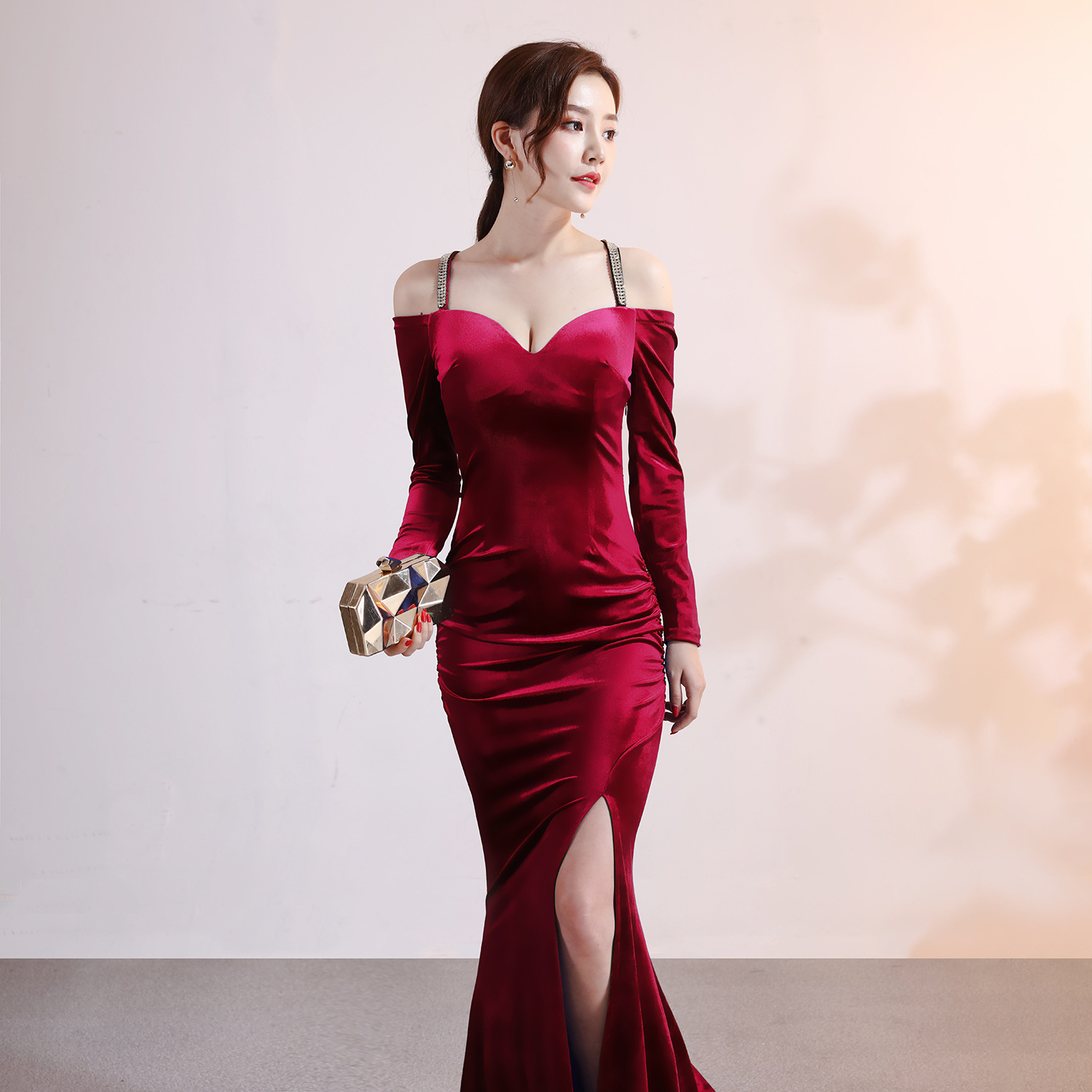 ชุดราตรียาวสีแดง แต่งสายเพชร แขนยาว ผ้ากำมะหยี แนวเรียบหรูดูแพง สวยดูดี เหมาะสำหรับชุดออกงานต่างๆ ชุดราตรี ชุดไปงานแต่งงาน ชุดงานประกวด งานรับรางวัล