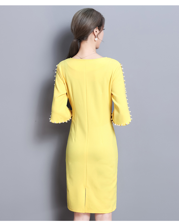 ชุดเดรสสั้นสีเหลือง แขนแต่งมุก ทรงตรง แถมฟรีเข็มกลัดดอกไม้