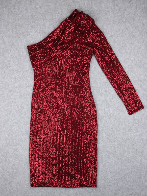 ชุดราตรี ชุดออกงาน ชุดไปงานแต่งสีแดง ไหล่เฉียง ทรงเข้ารูป ผ้าปักเหลื่อม แนวเรียบหรู สวยดูดี