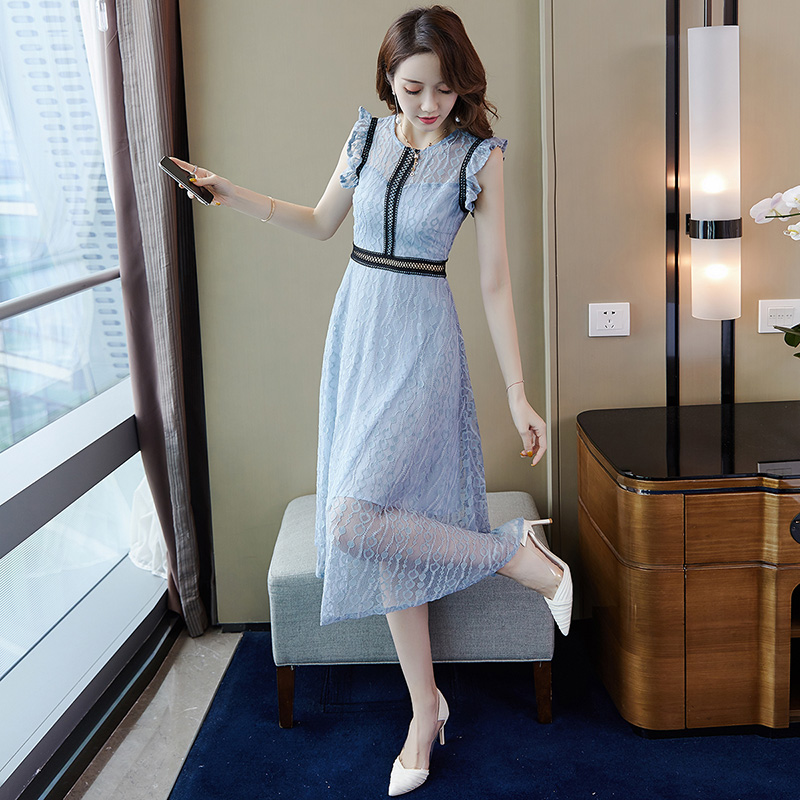 ชุดเดรสสั้นสีฟ้าเทา ผ้าลูกไม้ แนวสวยหวาน เรียบหรู