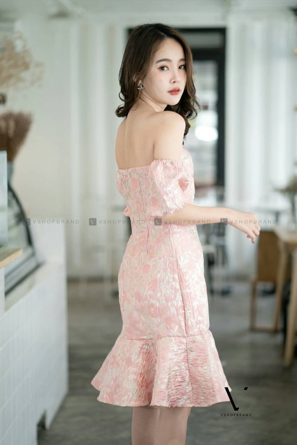 ชุดเดรสสั้นสีชมพู เกาะออกเปิดไหล่ แขนสั้นทรงบอลลูน ผ้าอัดลายพิมพ์ลายดอกไม้