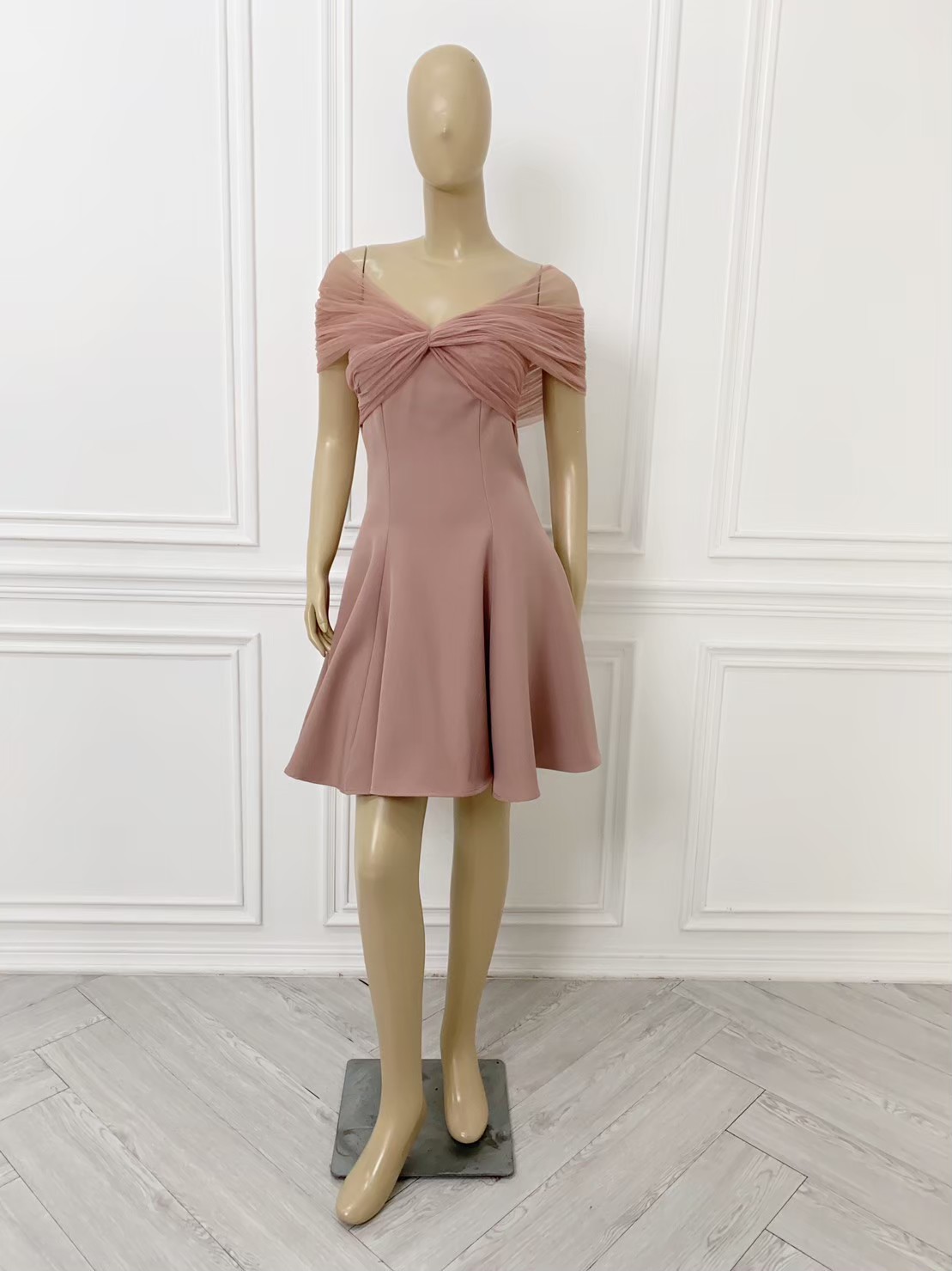 ชุดเดรสสั้นออกงานสีชมพูนู้ด ปาดไหล่แต่งผ้าซีทรู กระโปรงทรงบาน แบบสวย เรียบหรู ดูแพง ใส่ไปงานแต่งกลางวัน/กลางคืน ชุดราตรี ชุดไปงานแต่ง ชุดออกงาน