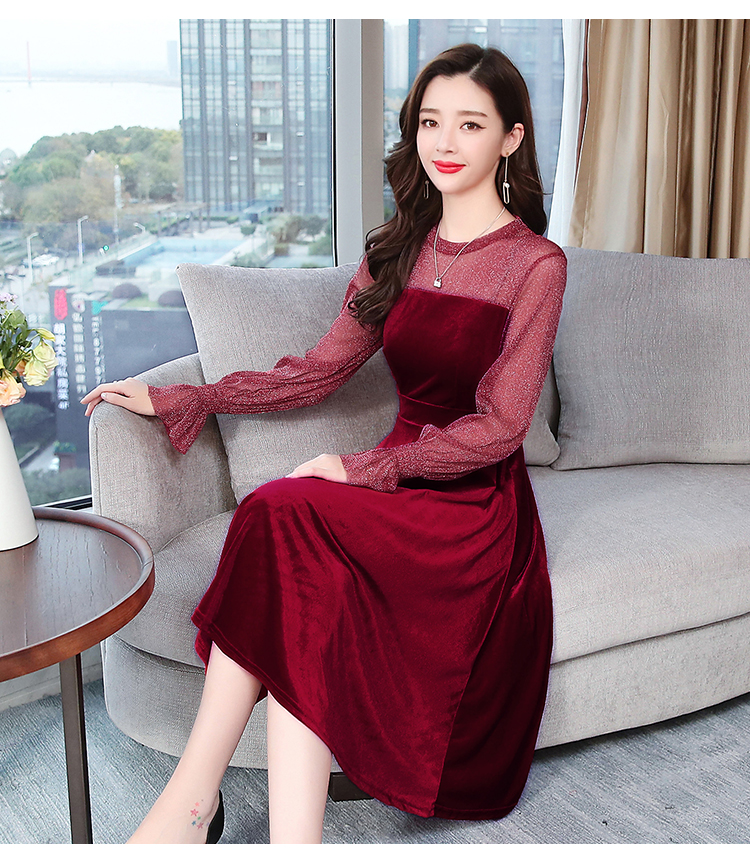 ชุดเดรสสั้นสีแดง ผ้ากำมะหยี ช่วงไหล่-แขนเป็นผ้าซีทรูแต่งกากเพชร กระโปรงสั้นทรงบาน