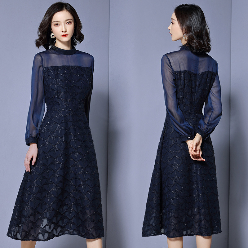 ชุดเดรสสั้นสีน้ำเงินกรมท่า ช่วงไหล่-แขนแต่งซีทรู กระโปรงสั้นทรงเอ ผ้าชีฟองอัดลาย