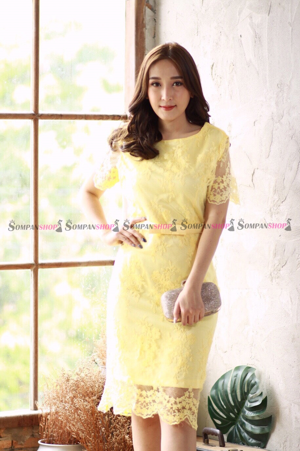 ชุดเดรสสั้นสีเหลือง ผ้าลูกไม้ เข้ารูป ผ้าซีทรูปักลายดอกเชิงชาย