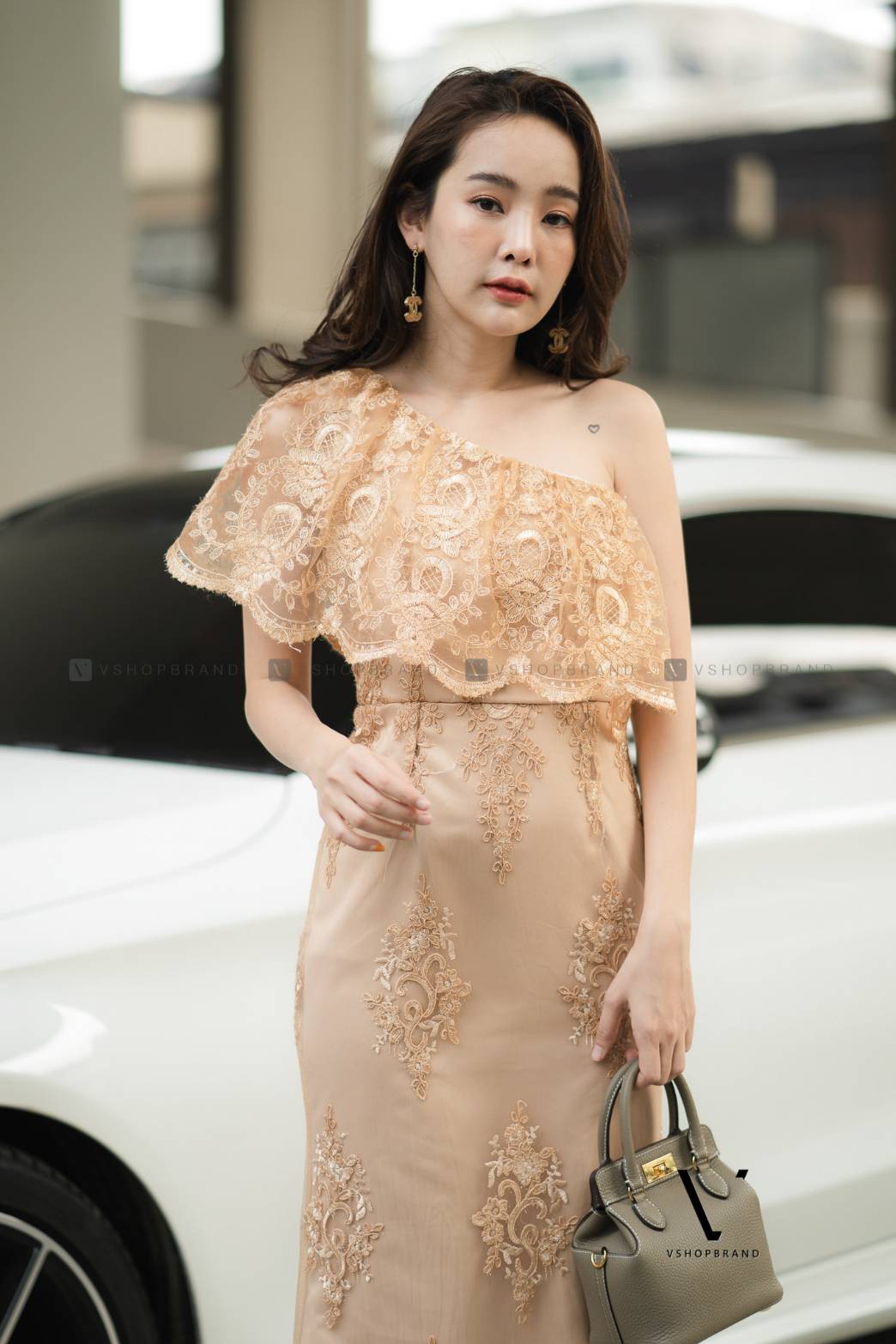 ชุดออกยาวลูกไม้สีทอง ไหลเฉียงข้าง กระโปรงยาว ผ้าลูกไม้ปักดื้น S M L XL