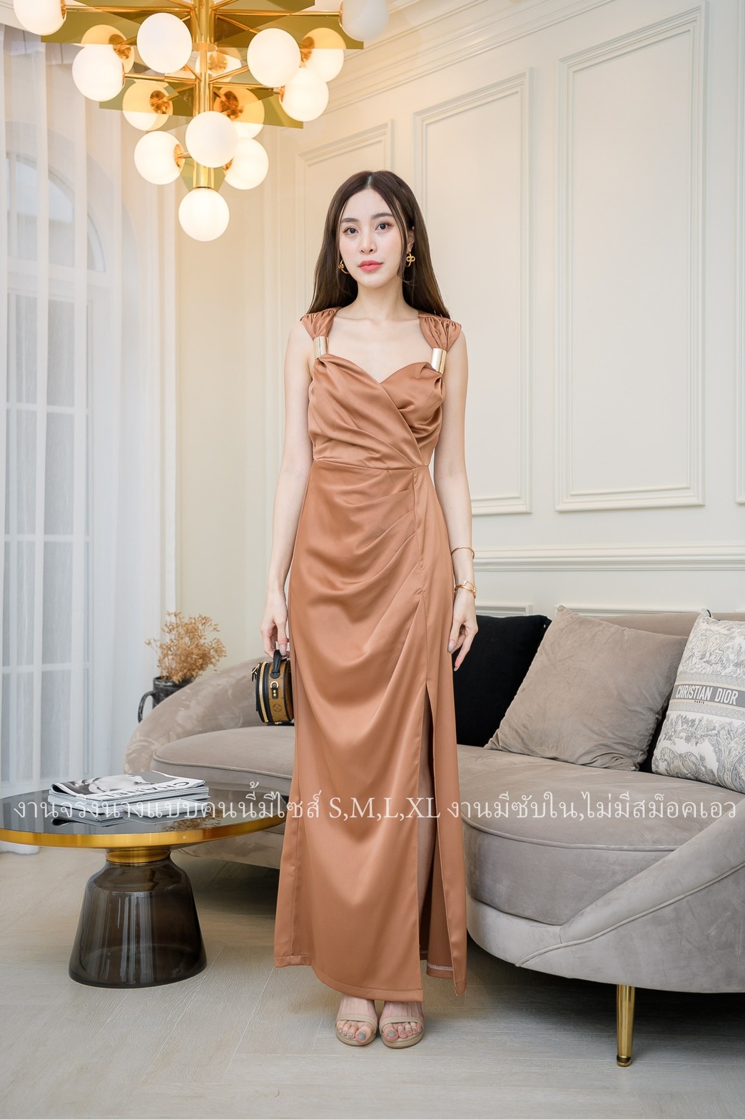 ชุดราตรียาวสีน้ำตาลทอง ไหล่แต่งเหล็ก แขนกุด แนวเรียบหรู สวยดูแพง ใส่ออกงานราตรี งานแต่งงานกลางคืน