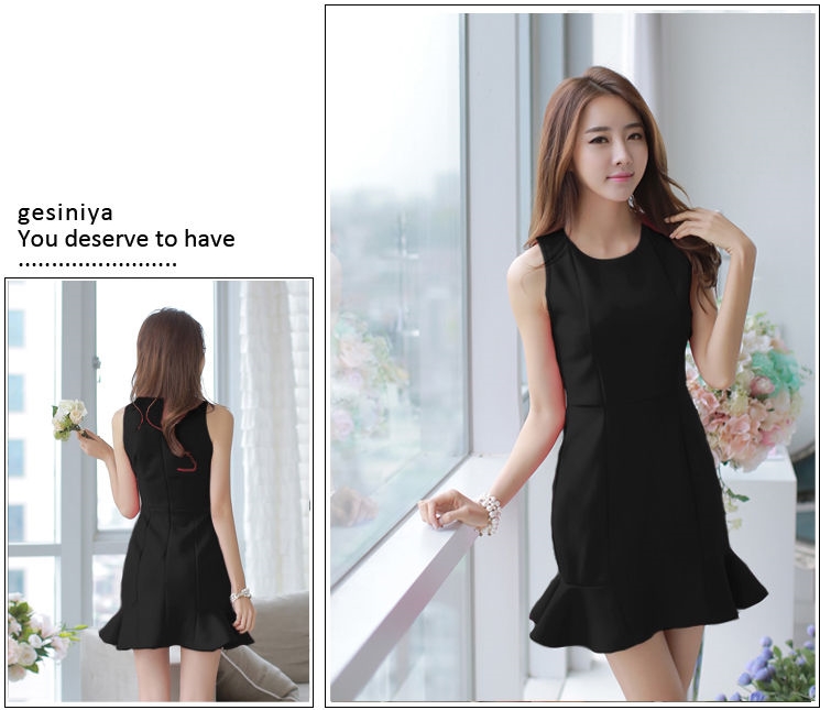 ชุดเดรสสั้นสีดำ ทรงเข้ารูป ชายกระโปรงแต่งระบาย สไตล์เรียบๆ สวยดูดี