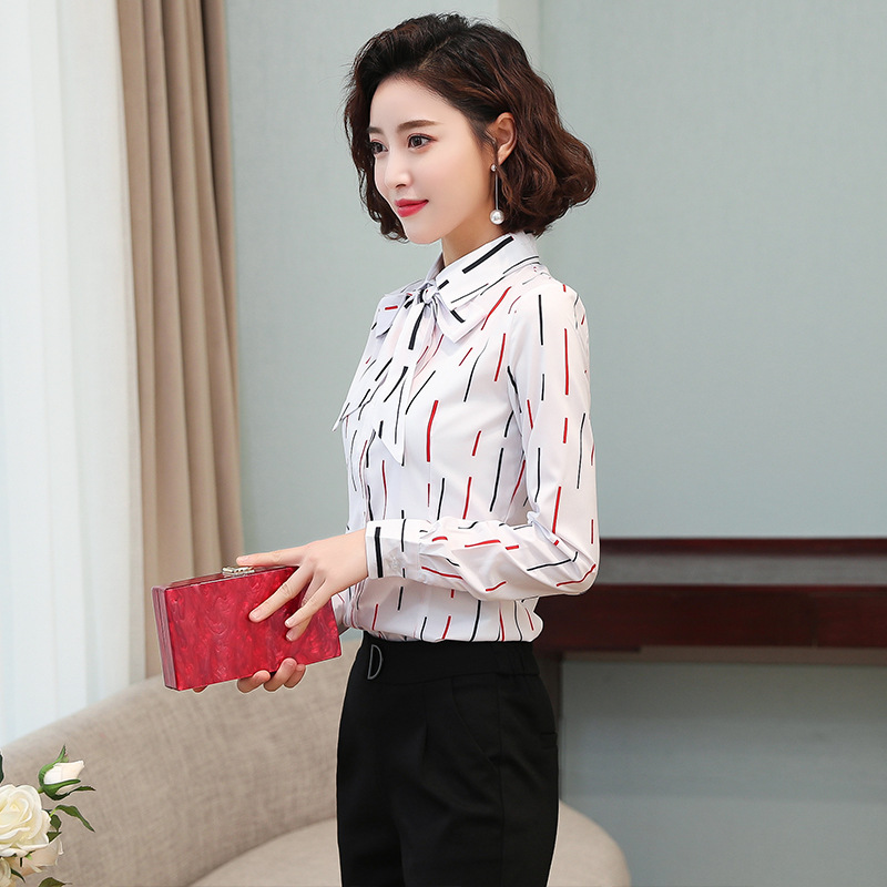 เสื้อเชิ้ตทำงานผู้หญิงสีขาว ลายกราฟฟิค กระดุมหน้า ผ้าชีฟอง เสื้อเชิ้ตทำงานผู้หญิง