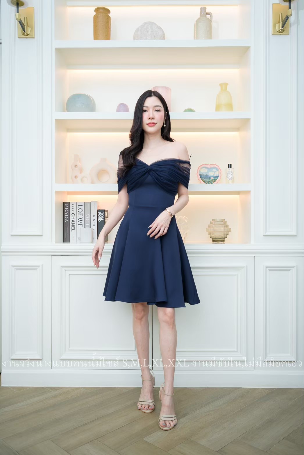 ชุดเดรสสั้นออกงานสีน้ำเงินกรมท่า ปาดไหล่แต่งผ้าซีทรู กระโปรงทรงบาน แบบสวย เรียบหรู ดูแพง ใส่ไปงานแต่งกลางวัน/กลางคืน ชุดราตรี ชุดไปงานแต่ง ชุดออกงาน